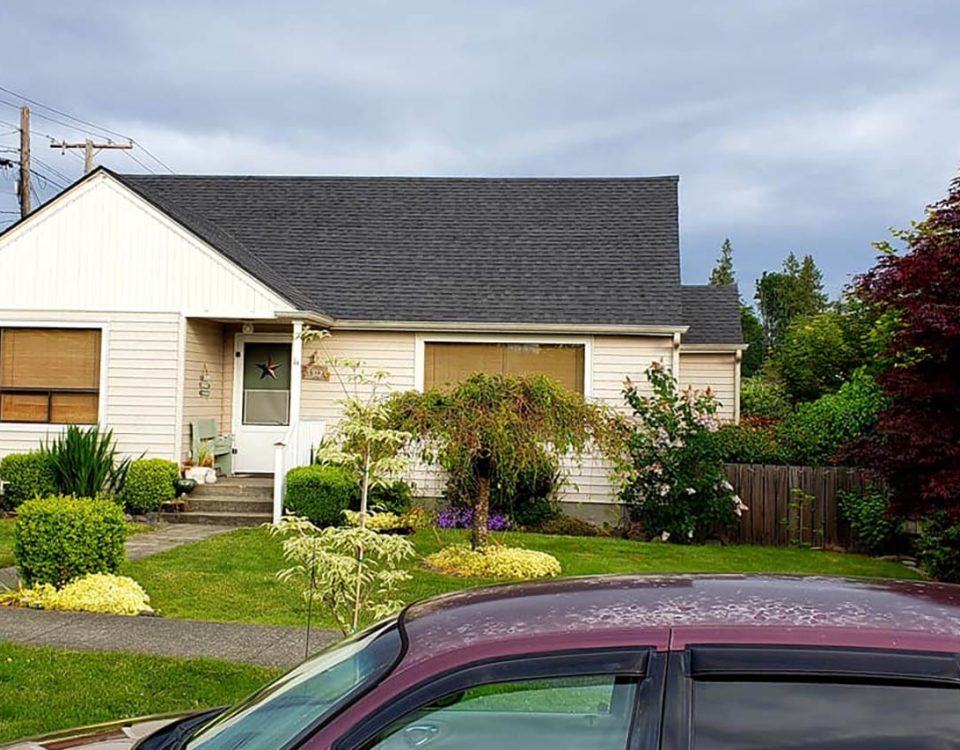 Home in Western Washington with an architectural asphalt shingle roof designed to withstand rain, wind, and the Pacific Northwest climate.